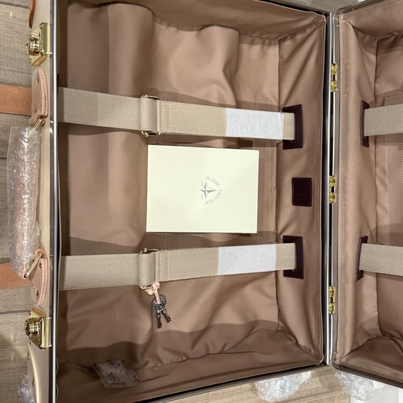 Globe-trotter Luggage- Carry-On - 4 Wheels - Ivory - Picture 10 of 11